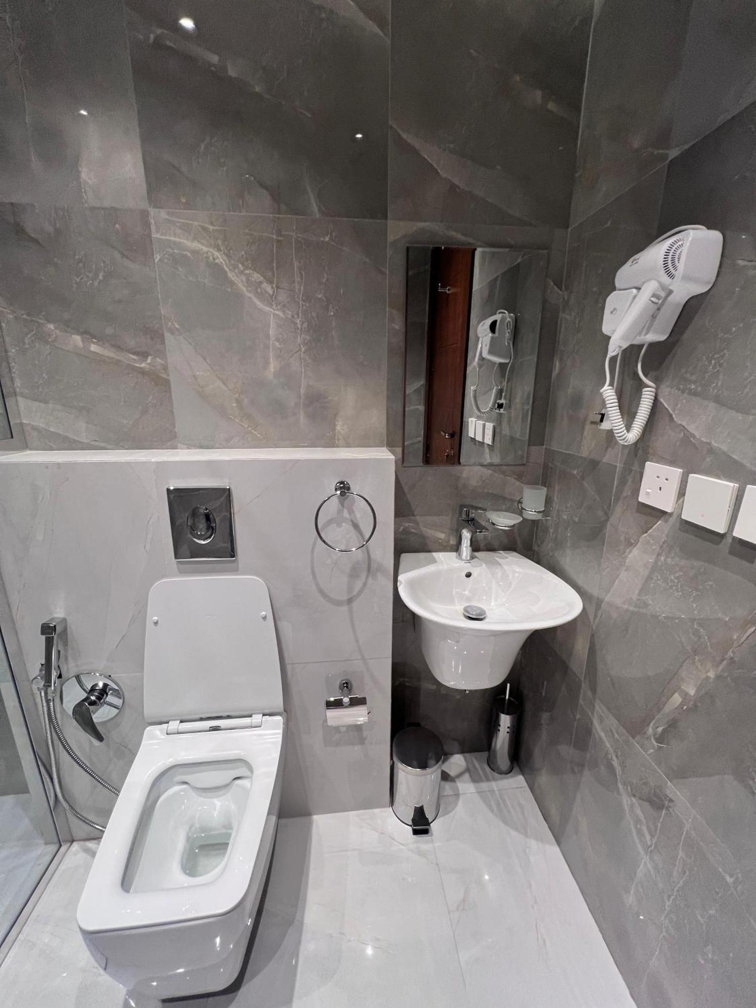 Luxury One-bedroom Alrimal-3 Apartment